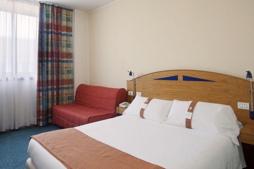 City Hotel & Suites Foligno Esterno foto