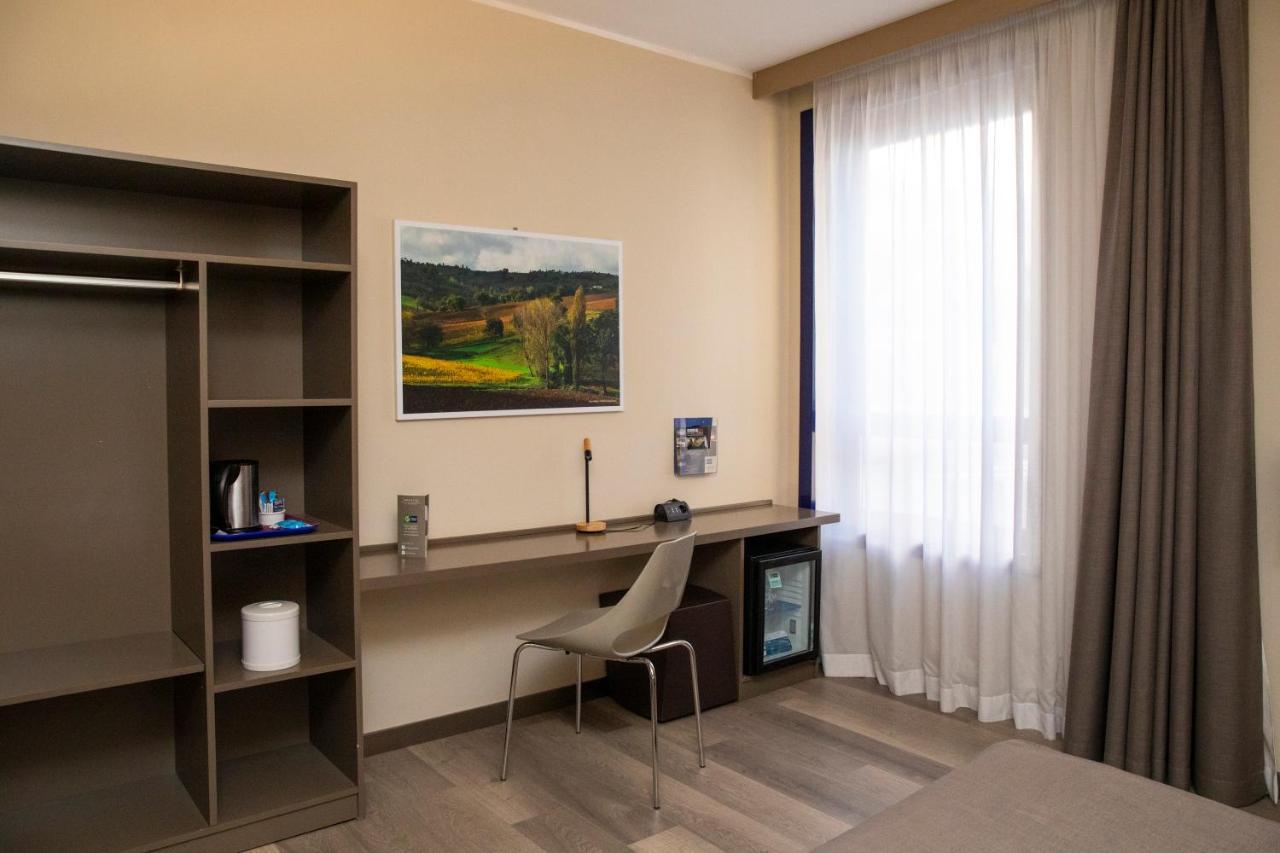 City Hotel & Suites Foligno Esterno foto